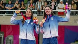 Victoria Vílchez y María Belén Mosca con la dorada en los Juegos Suramericanos