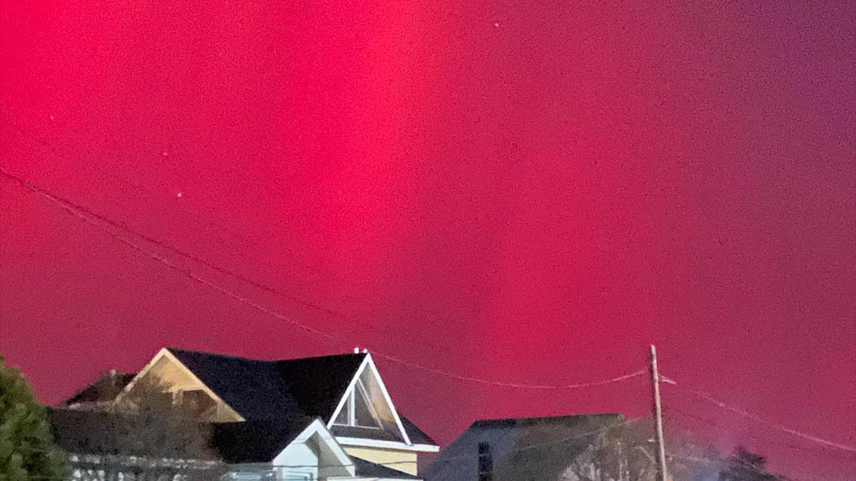 Una aurora boreal tiñó de rojo el cielo de Tierra del Fuego.