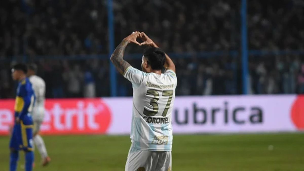 Mateo Coronel festeja su gol con el que Atlético Tucumán le ganó a Boca en el inicio de la Liga Profesional