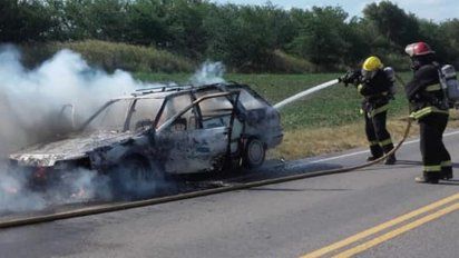 Una falla mecánica provocó el incendio de un auto al sur de Sampacho