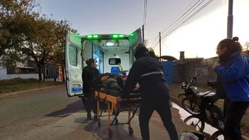Esquinas peligrosas: por la escarcha, un motociclista se cayó y debió ser trasladado