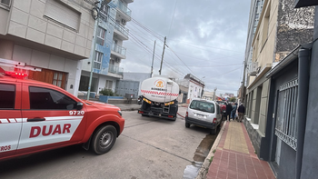 Un incendio en calle María Olguín dejó tres personas hospitalizadas y daños materiales