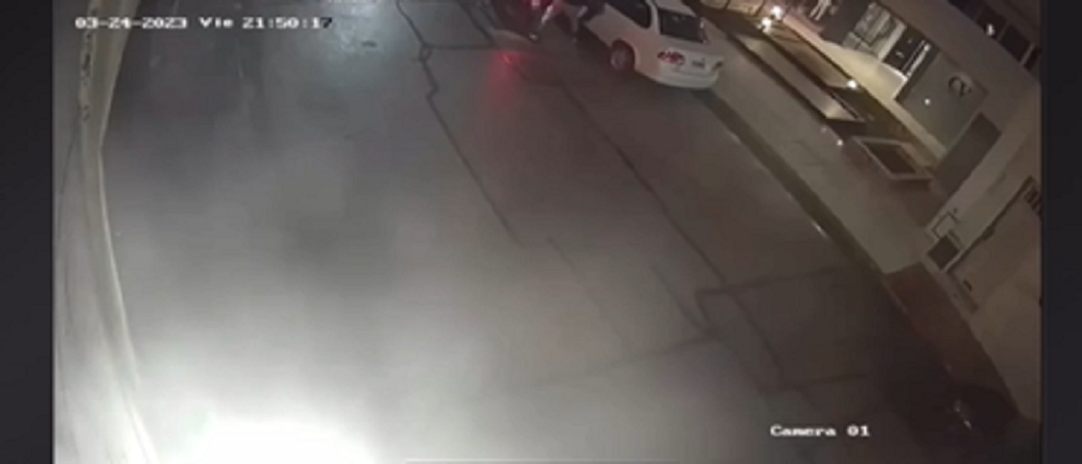 Una joven fue abordada por delincuentes cuando se subía al auto