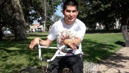 Publicó un libro y decidió compartir las ganancias con sus compañeros