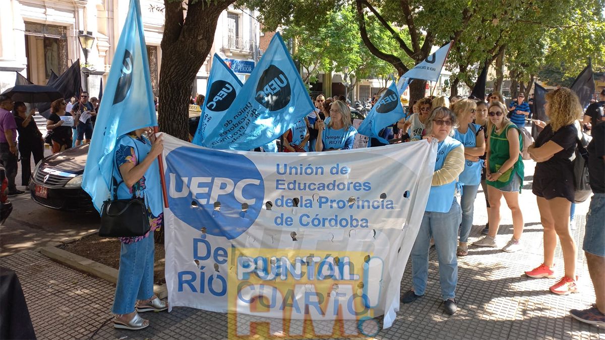 Docentes de la UEPC marchan por el centro en reclamo salarial.