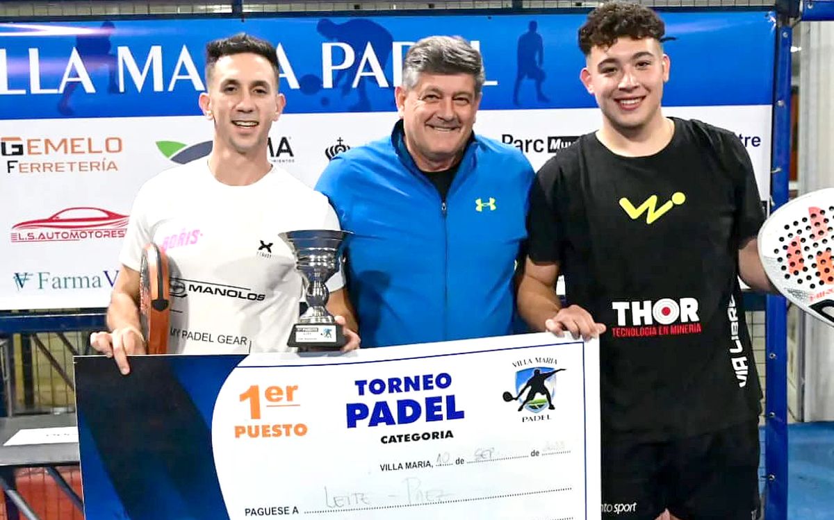 Somos campeones otra vez. Julián Leite y Joaquín Páez reciben el premio mayor de manos del organizador del AJPP 500 de primera división