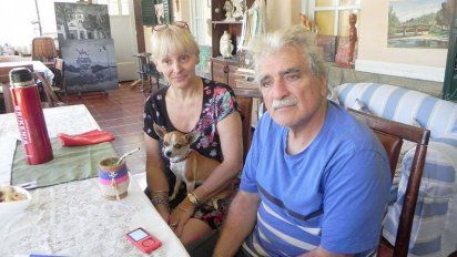 Una pareja de escultores dedican su arte a embellecer rincones de Achiras