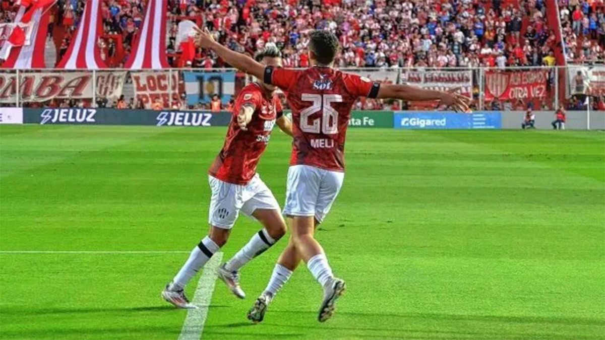 Andrés Meli festeja su gol, el primero de los dos con que Central Córdoba ganó a Unión en Santiago del Estero