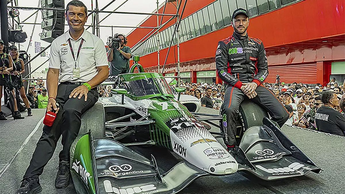 Agustín Canapino y Ricardo Juncos posan al lado del Dallara con que competirá en la Indy