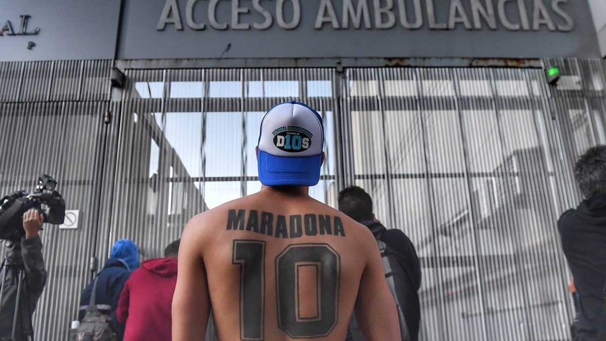 Los hinchas demuestran su afecto con Diego Armando Maradona.
