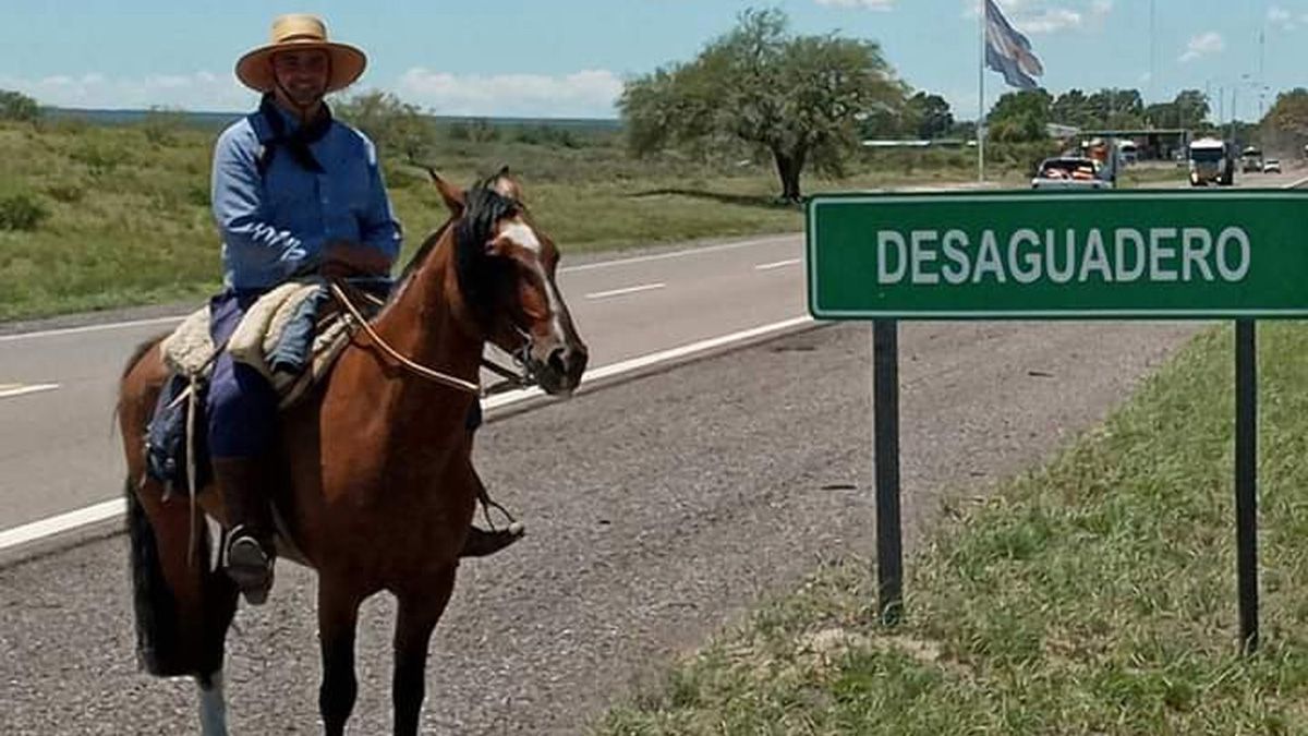 Federico Maza salió a caballo desde Mendoza y busca llegar a Buenos Aires. Ya hizo 600 kilómetros.
