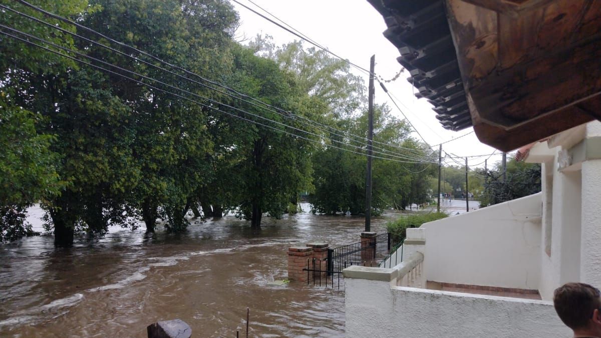 Desborde del río Las Barrancas por las intensas lluvias en Alpa Corral. Foto gentileza: FM DaLe Venado Tuerto.