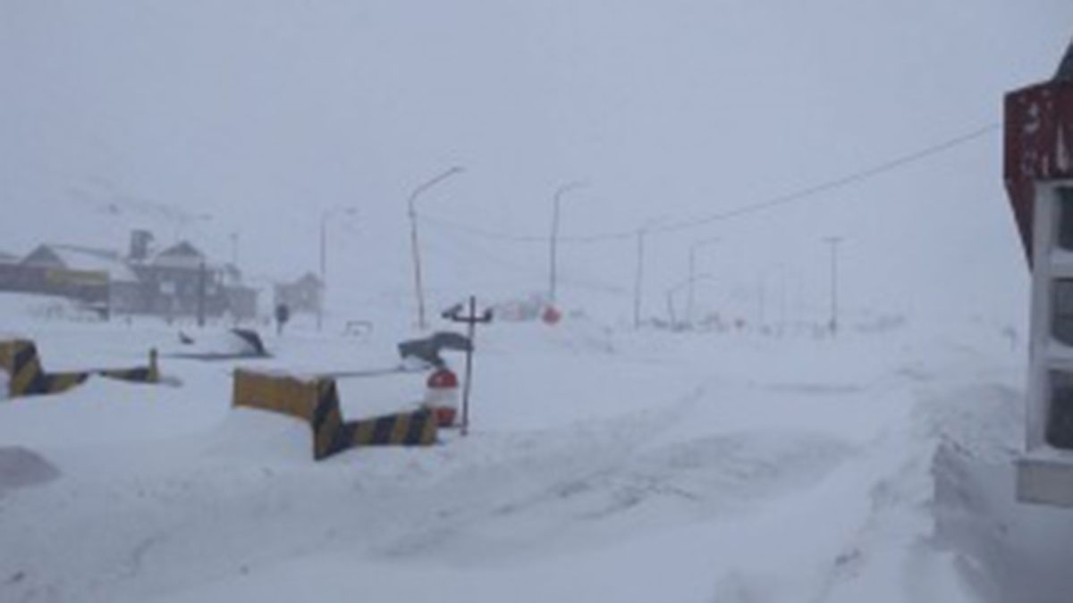 Unos dos mil ochocientos camiones están varados en Mendoza por las intensas nevadas