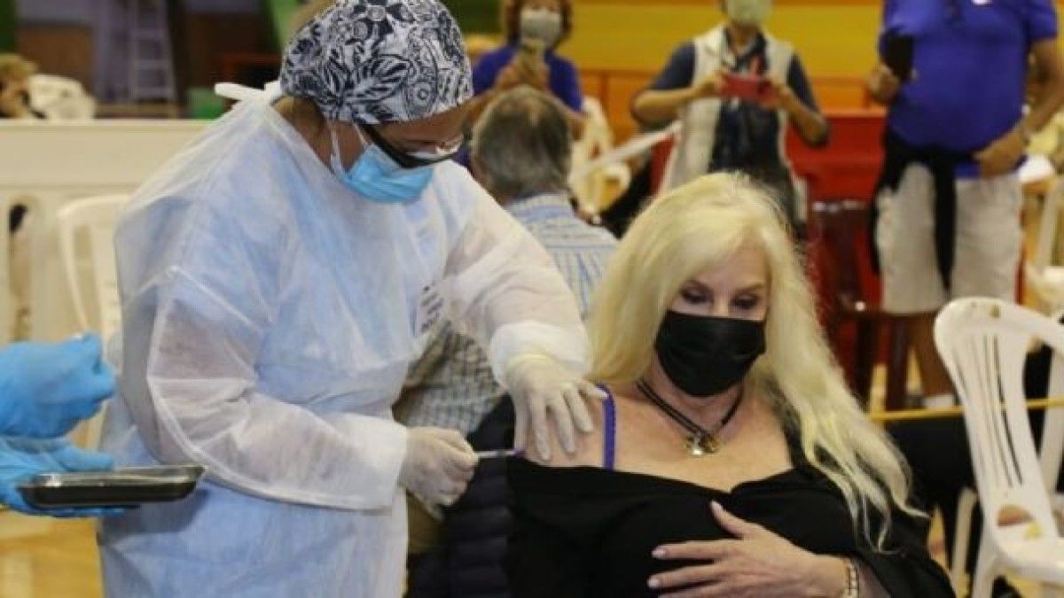 Susana Giménez se aplicó la vacuna contra el coronavirus en Uruguay.