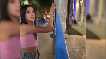 El video que se viraliza por redes sociales muestra a una joven cambiando banderas.