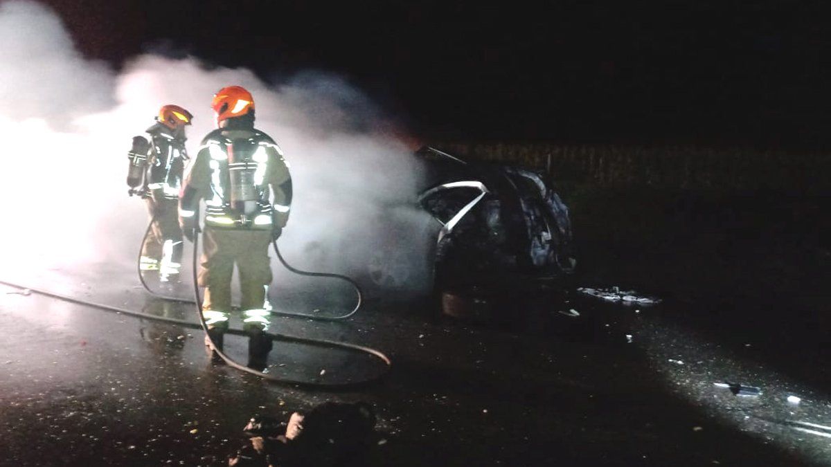 Las víctimas fatales viajaban en el Peugeot 307 que se prendió fuego.
