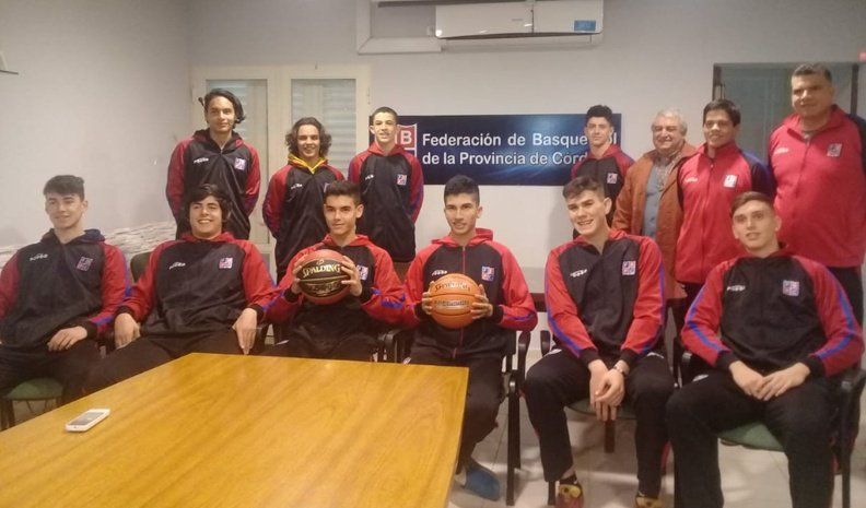 El plantel de la Selección Cordobesa de Básquetbol de la categoría U15 antes de la partida hacia Santa Fe.
