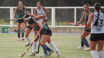 Bajo la intensa lluvia, Universidad hizo el estreno en su cancha. Foto: Andrés Oviedo
