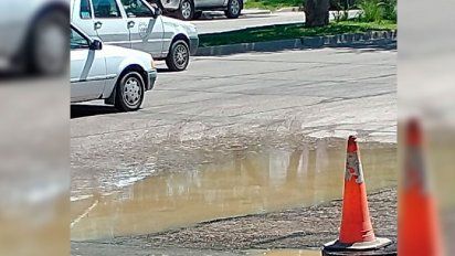 Quejas de vecinos por aguas servidas en la calle, cerca del Parque Sarmiento