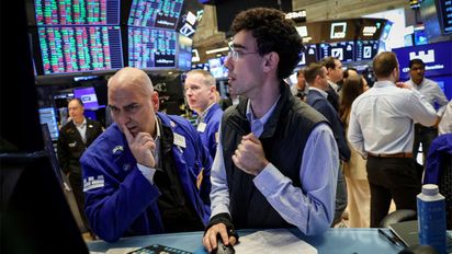 Caen 10% las acciones argentinas, sube el riesgo país y se dispara el petróleo