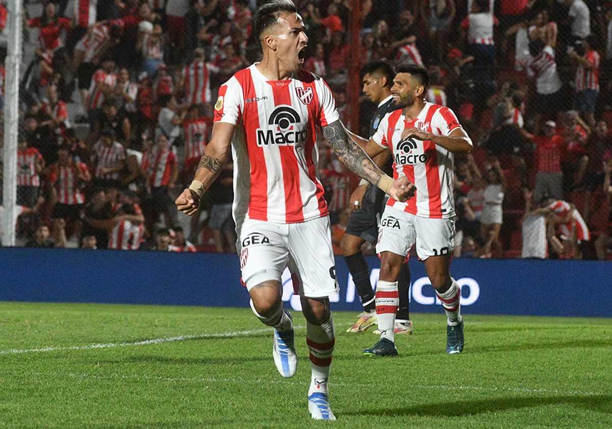Facundo Suárez festeja su gol a Atlético Tucumán, el segundo de los 3 con que ganó Instituto a los tucumanos