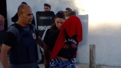 Mujer de 27 años, detenida por robo en barrios Santa Ana e Industrial