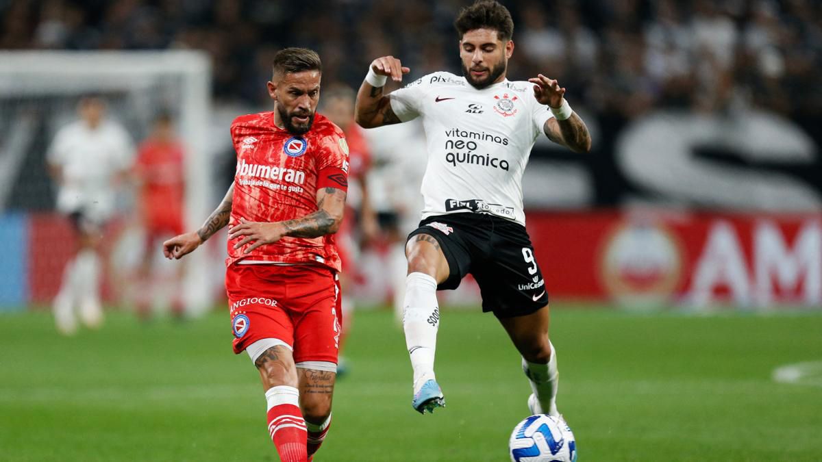 Argentino Juniors se impuso a Corinthians por 1-0 en San Pablo