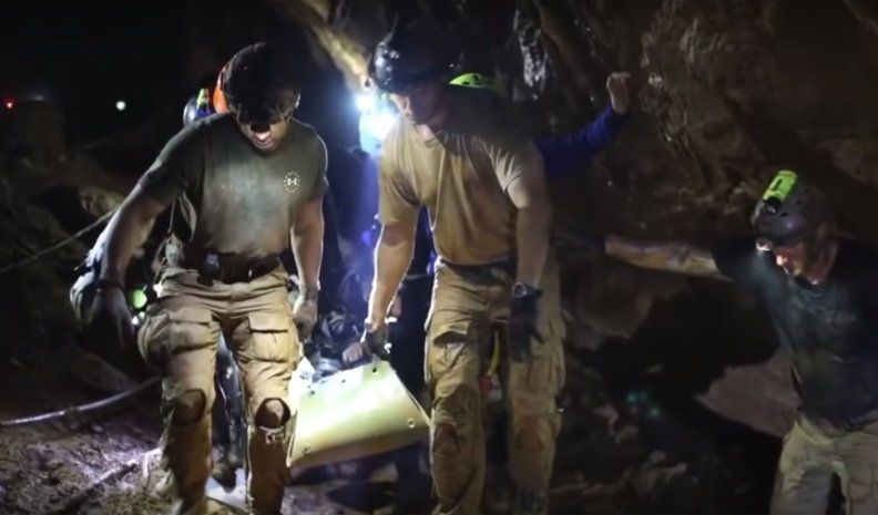 Revelan el primer video del rescate de los niños en la cueva de Tailandia