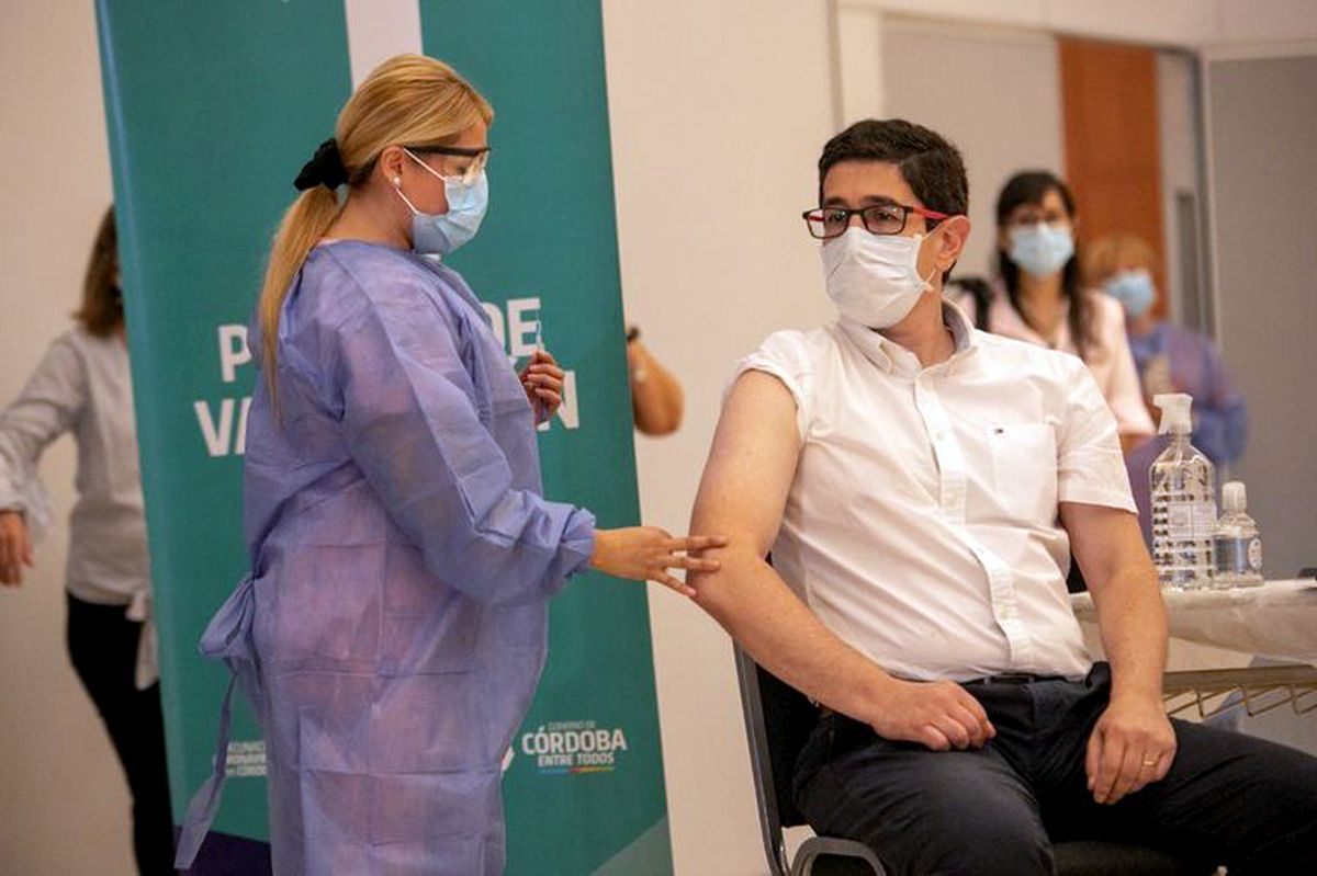El doctor Juan Pablo Caeiro mientras recibía una de las tres dosis que ya se aplicó desde comienzos de la pandemia.