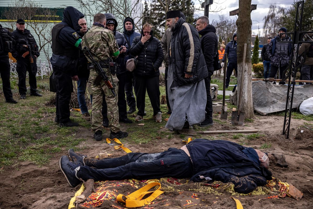 El cadáver del exalcalde ucraniano de Gostomel fue exhumado para determinar si fue ejecutado por fuerzas rusas.