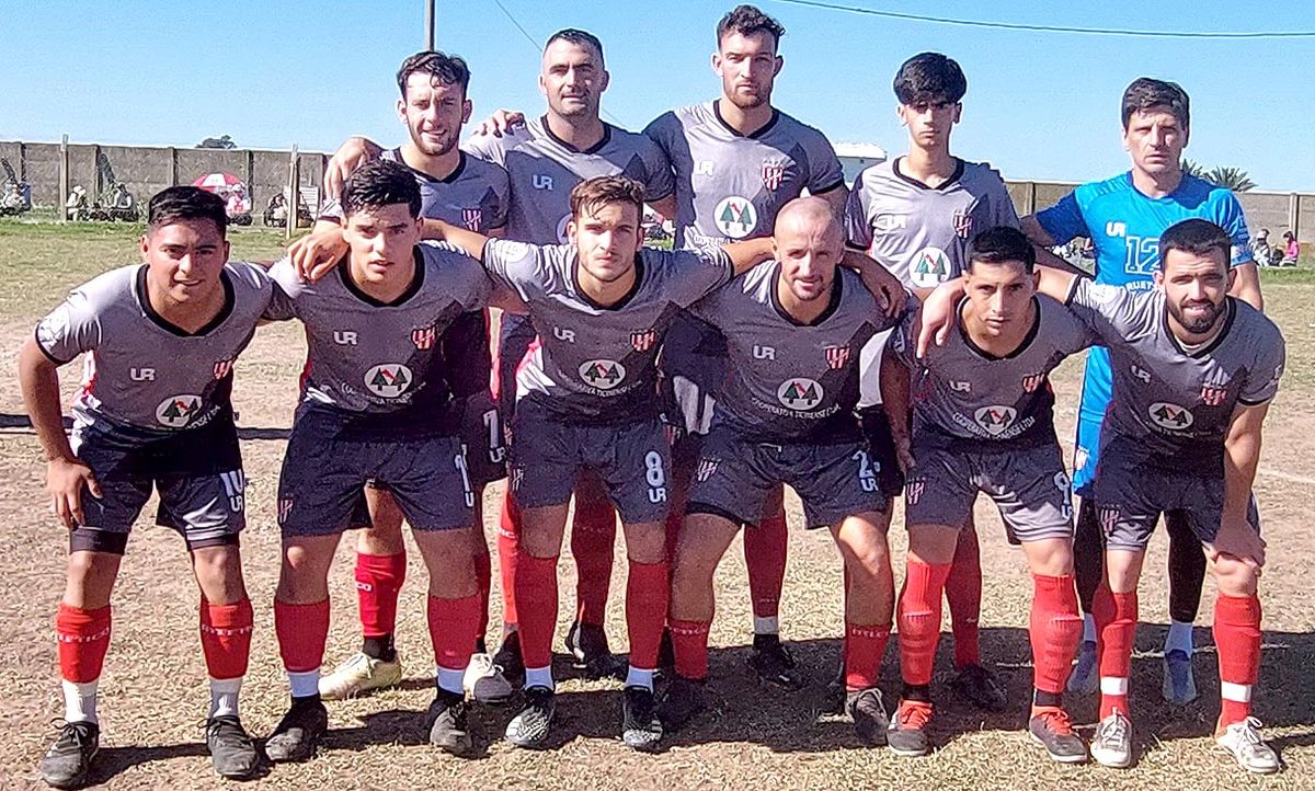 El equipo de Atlético Ticino que ayer goleó 3-0 a Juventud en Ausonia y obtuvo la zona “A”.