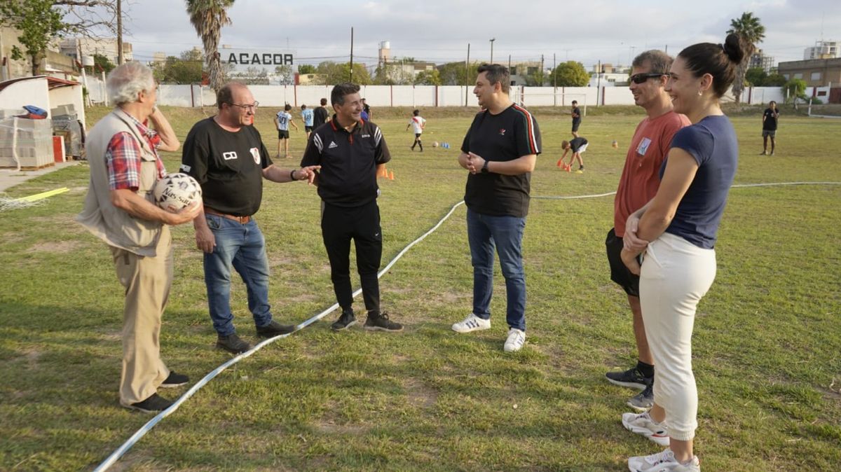 Integrantes de la comisión directiva del club River Plate recibieron en el      predio de barrio Almirante Brown al secretario de    Comunicaciones