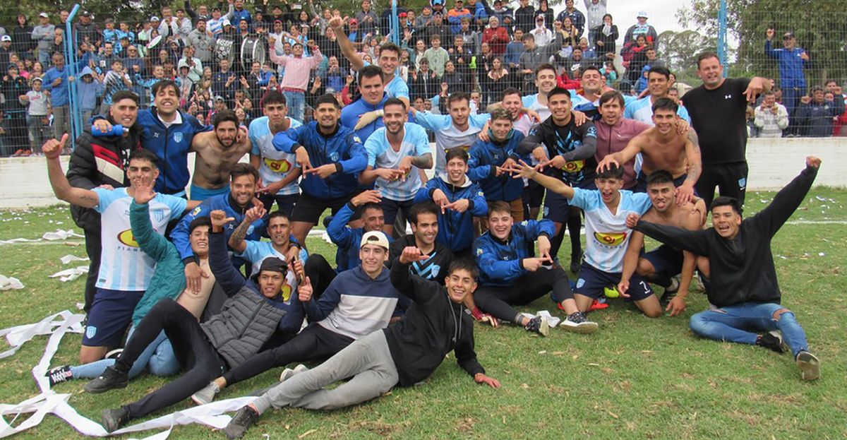 El festejo final de los jugadores de Belgrano tras consumar el triunfo en los penales sobre Unión de Olaeta y transformarse en el tercer ascendido junto a Banda Norte y Centro Social.