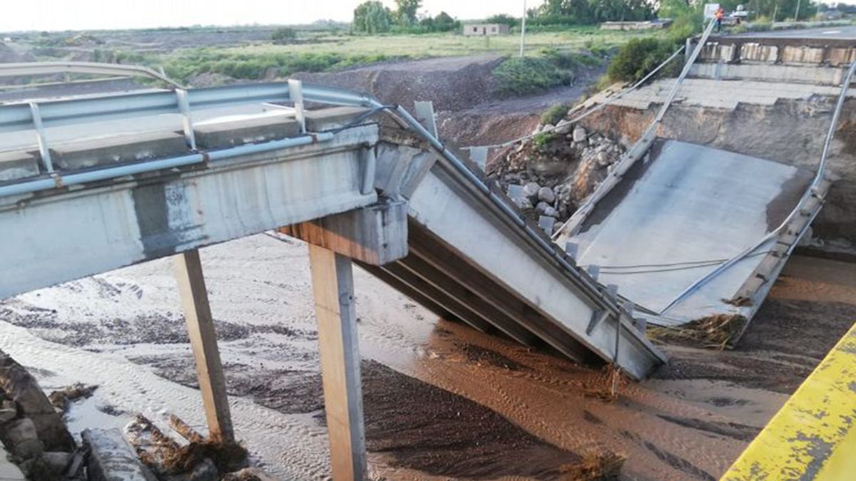 Un temporal causó la caída de un puente sobre la ruta 40 en Mendoza