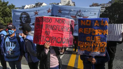 Incidentes en Jujuy: Manifestantes atacan la Legislatura y se enfrentan a la Policía por la reforma Constitucional