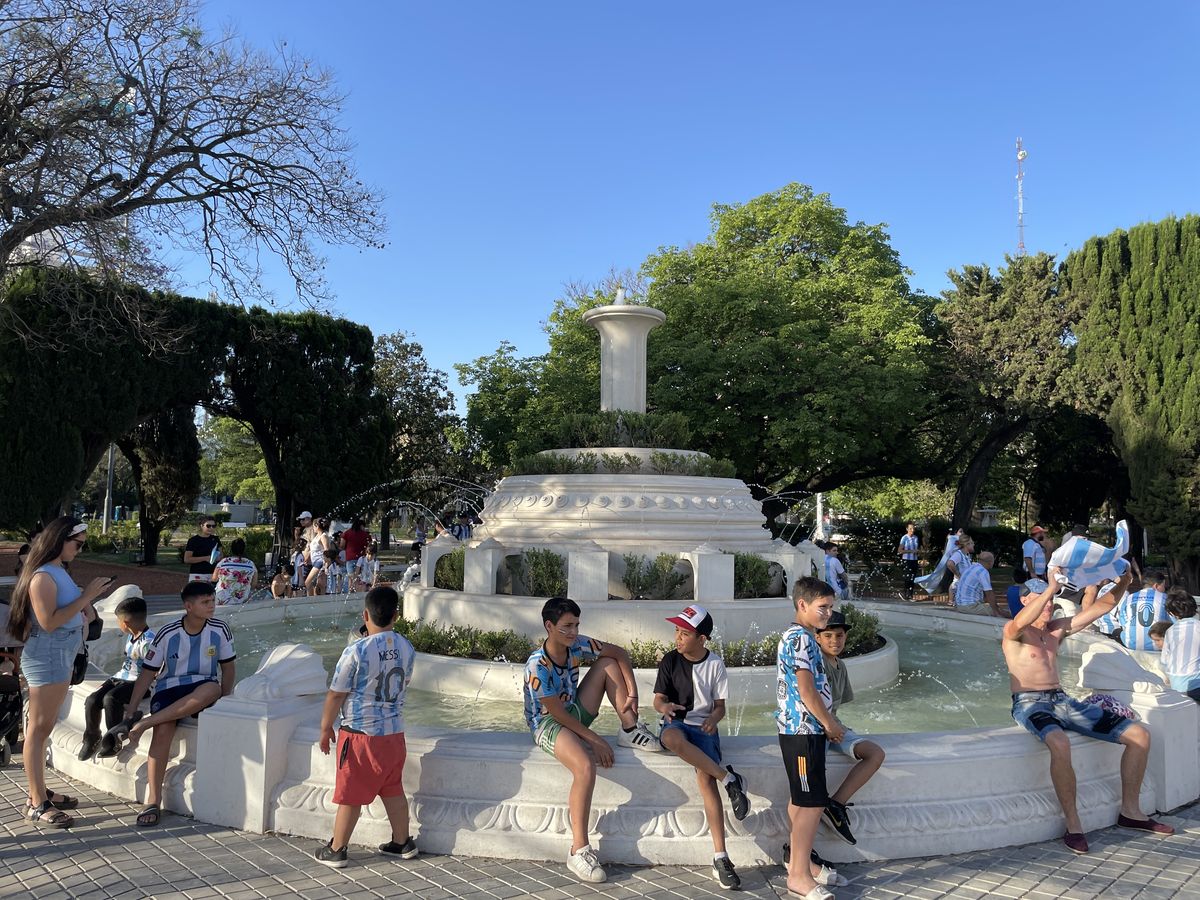 La plaza Centenario también fue lugar de festejo para los villamarienses que apostar a la zona céntrica. 