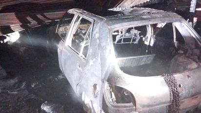Se quemaron un tinglado y un auto en un campo de Adelia María