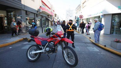 Colas en los bancos, algunos comercios atendiendo y súper e híper cerrados