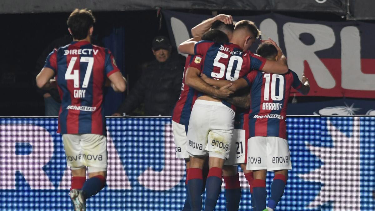 Malcon Braida festeja su gol con el que San Lorenzo ganó 1 a 0 a Rosario Central en el Nuevo Gasómetro