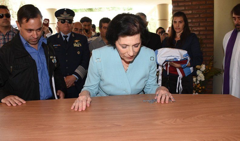Cristina, la mujer de Castagnari, y Martín, el hijo mayor, frente al féretro.