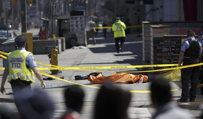 Toronto: 9 muertos y 16 heridos por embestida de camioneta
