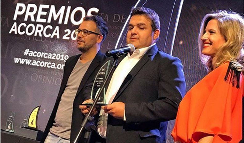 El director Martín Tártara, el productor general Tristán Amado y la conductora Paula Stecco, el sábado a la noche en el momento de recibir la estatuilla.