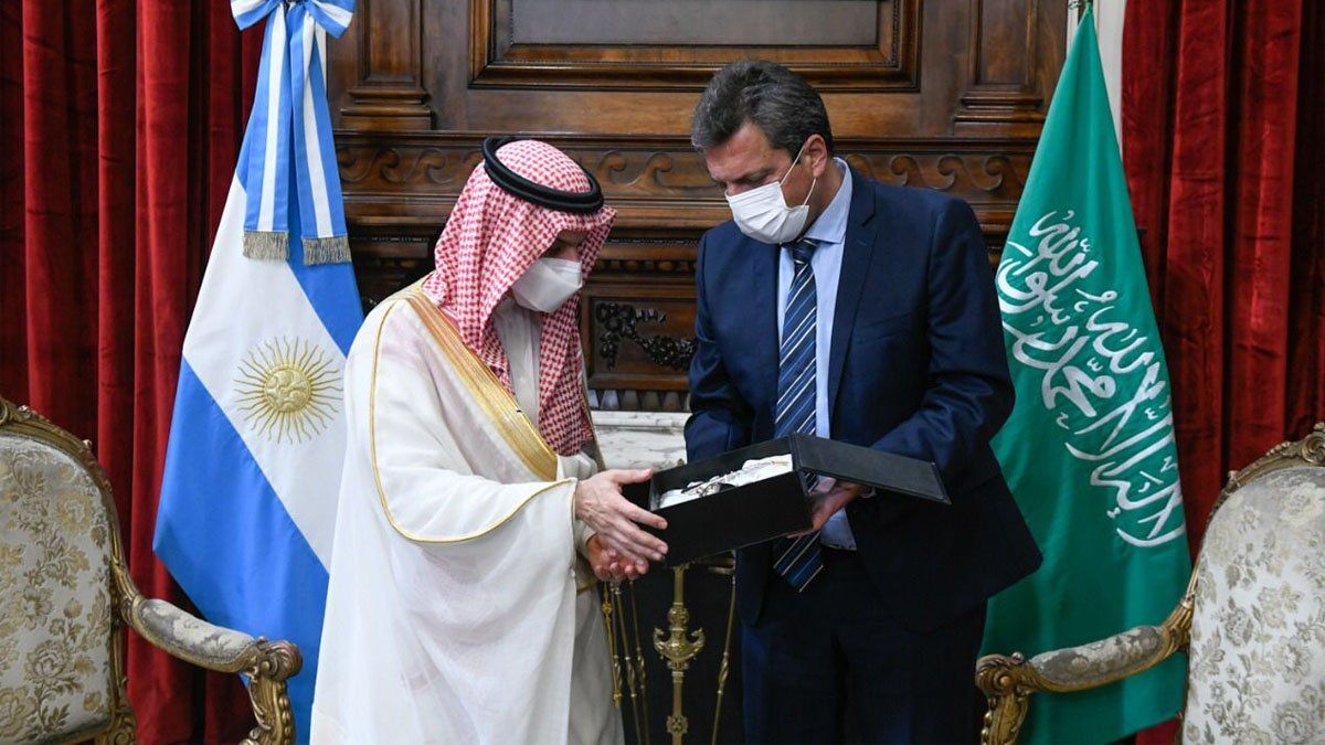 Sergio Massa junto al príncipe Faisal Bin Farhan Al Saud de Arabia Saudita.
