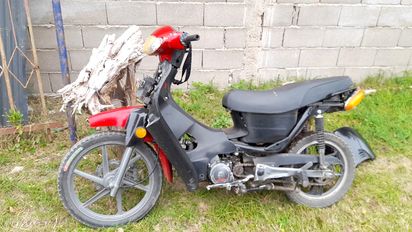 Manejaba una moto robada, chocó contra una camioneta y terminó en el Hospital