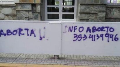 Disgusto por pintadas en las afueras del colegio San Antonio
