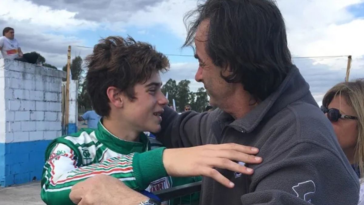 Franco Colapinto se abraza con su padre cuando el 30 de septiembre de 2018 ganó las dos finales del Campeonato Argentino de Karting de la categoría X 30 Codasur el katódromo riocuartense