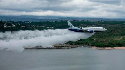 El video viral de los vecinos que se asustaron al ver un avión hidrante sobre el San Roque