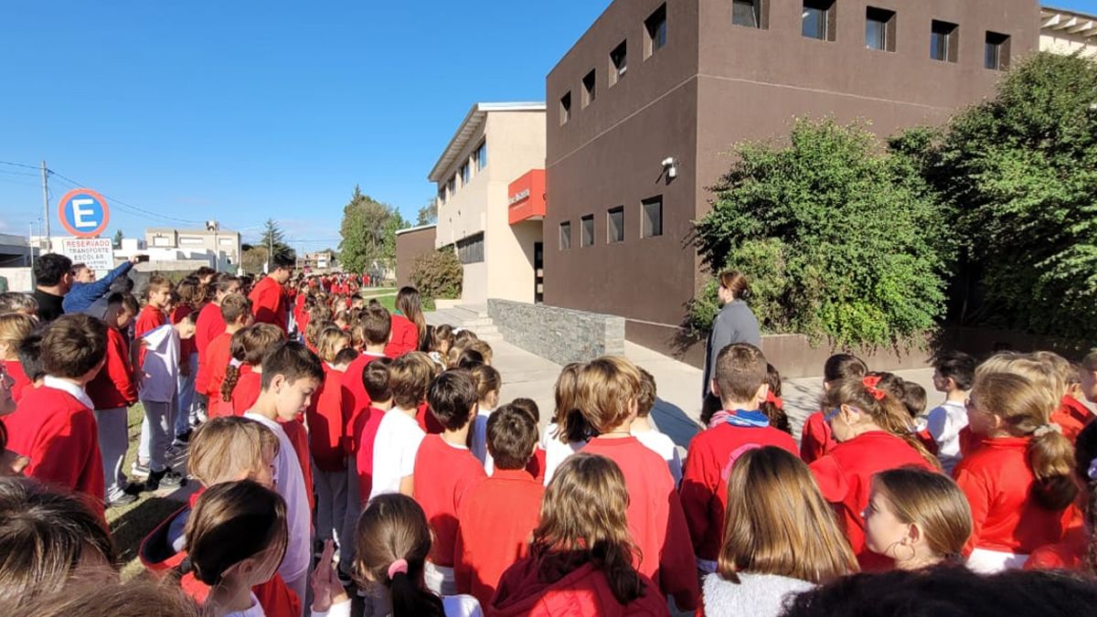 Realizaron un abrazo simbólico en el colegio Dante Alighieri por la muerte de Alberto Cobos. Foto: Matias Tambone.
