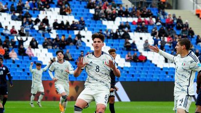 Italia goleó, se clasificó segundo en el Grupo D y pasó a octavos de final