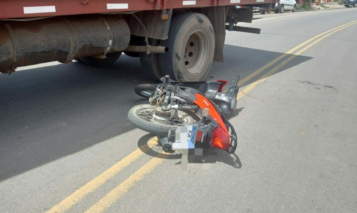 Graves heridas para un motociclista que chocó en Villa Nueva contra un camión